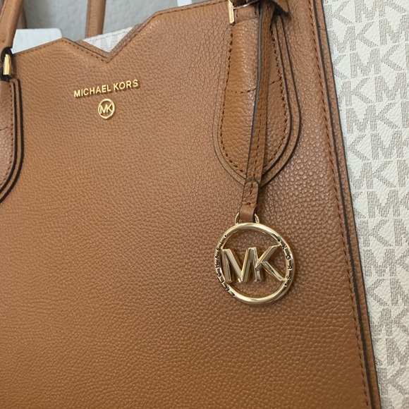 Last one 🌟New MK tote 🦄🦄 very pretty roomy - Picture 5 of 8